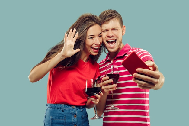 Retrato de metade do corpo do lindo casal jovem isolado em azul