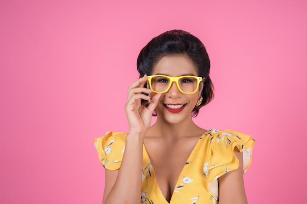 Foto grátis retrato, de, moda, ação mulher, com, óculos de sol