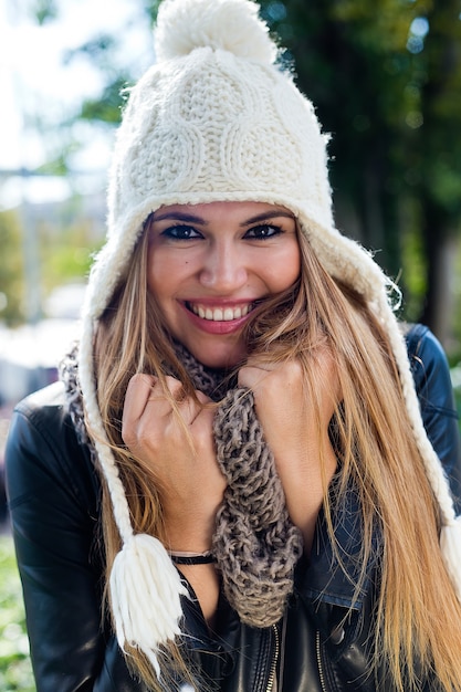 Foto grátis retrato de moda da linda garota na cidade.