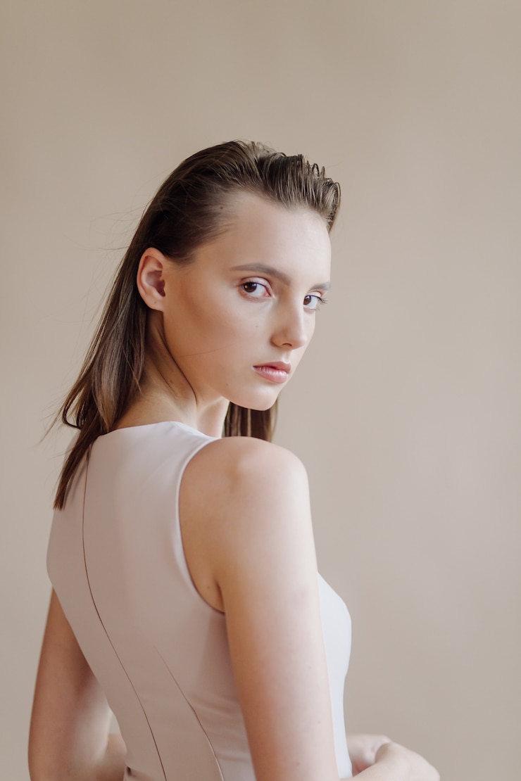 Foto grátis retrato de moda de uma jovem e elegante mulher