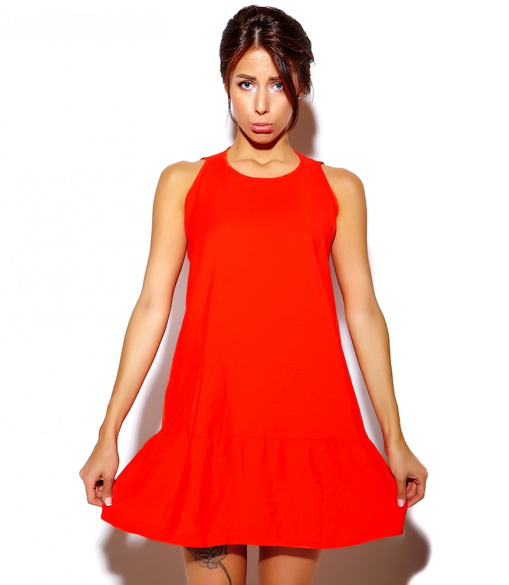 Foto grátis retrato de moda modelo de jovem bonita em um vestido vermelho em uma parede branca