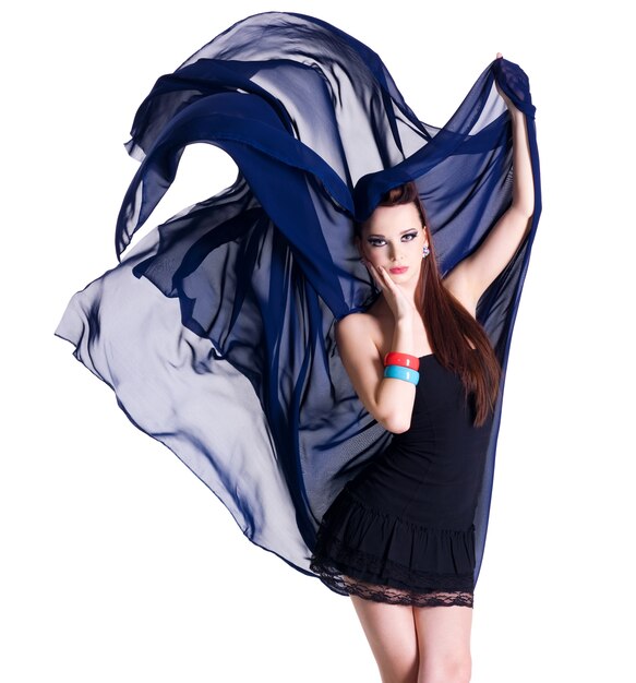 Retrato de modelo de moda glamour com chiffon em movimento -