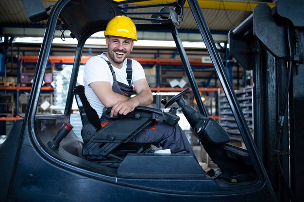 Retrato de motorista de empilhadeira profissional no depósito da fábrica