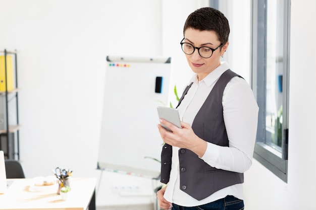 Retrato de mulher adulta, navegação no telefone móvel