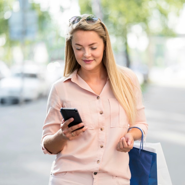 Retrato de mulher adulta, navegação no telefone móvel