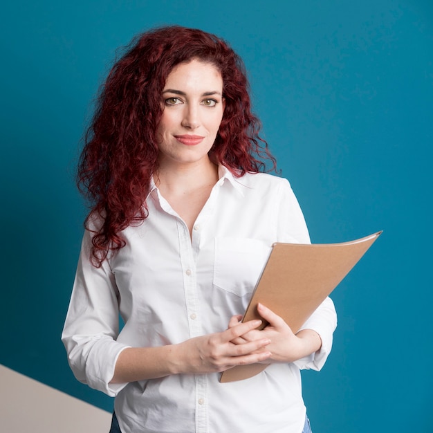 Foto grátis retrato de mulher adulta segurando documentos