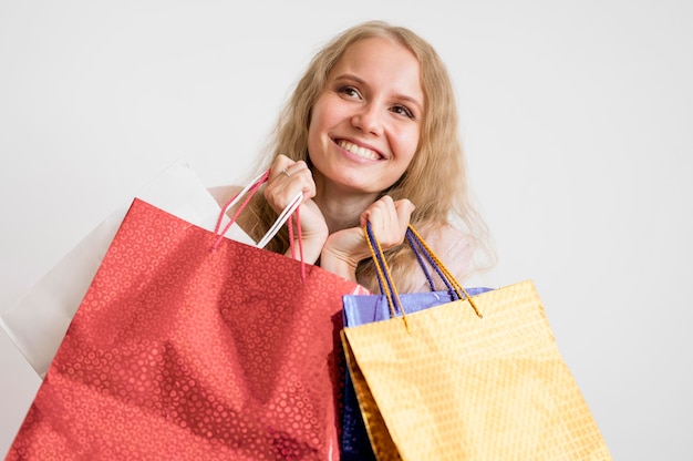 Retrato de mulher adulta segurando sacolas de compras