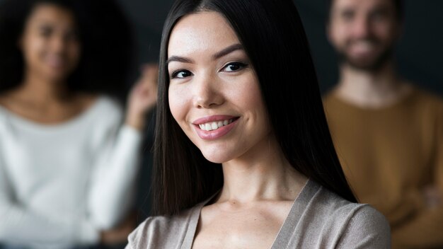 Retrato de mulher adulta sorrindo