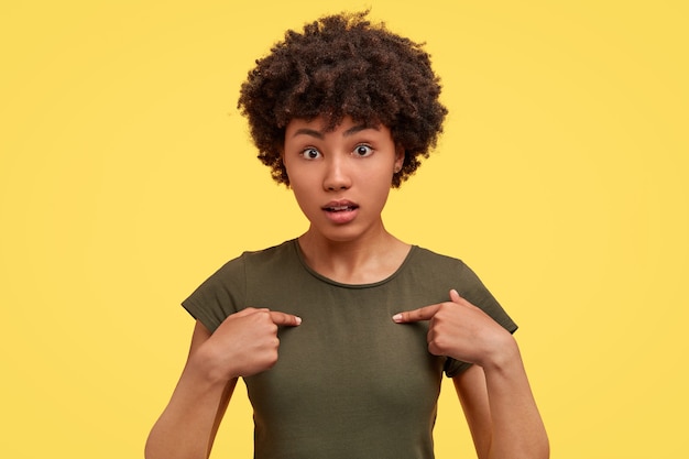 Foto grátis retrato de mulher afro-americana posando