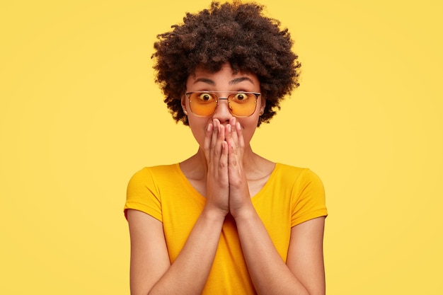 Foto grátis retrato de mulher afro-americana posando