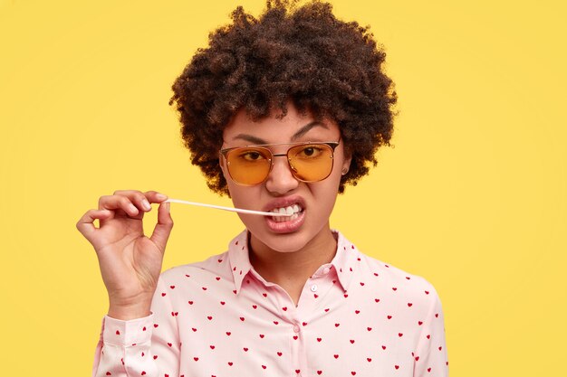 Retrato de mulher afro-americana posando