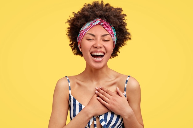 Retrato de mulher afro-americana posando