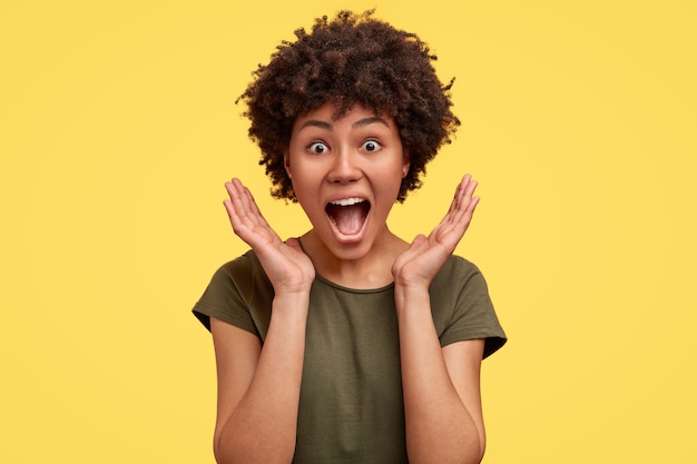 Foto grátis retrato de mulher afro-americana posando