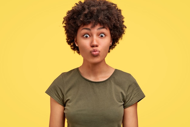 Foto grátis retrato de mulher afro-americana posando