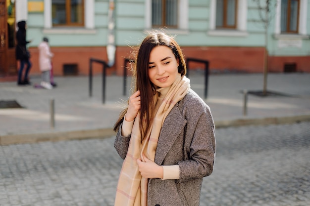 Foto grátis retrato de mulher andando na rua