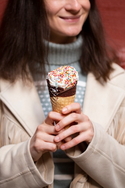 Retrato de mulher ao ar livre com casquinha de sorvete