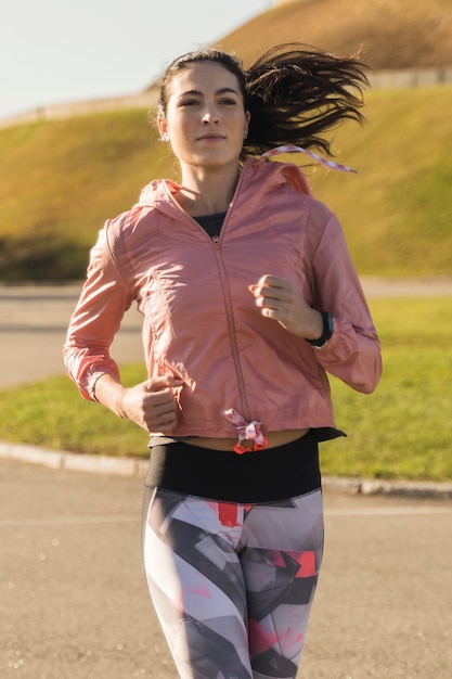 Retrato de mulher apta a correr ao ar livre