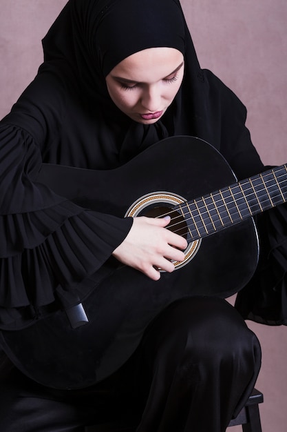 Retrato, de, mulher árabe, com, guitarra