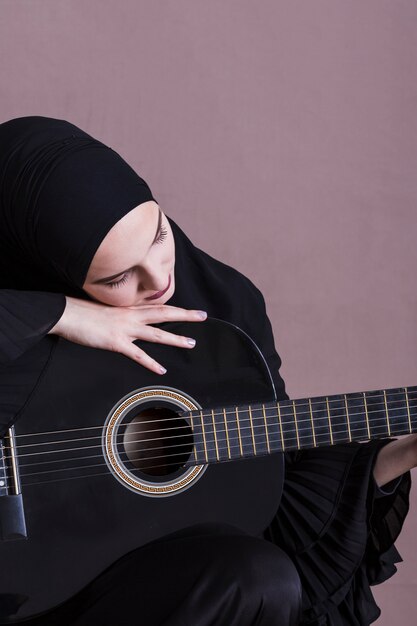 Retrato, de, mulher árabe, com, guitarra