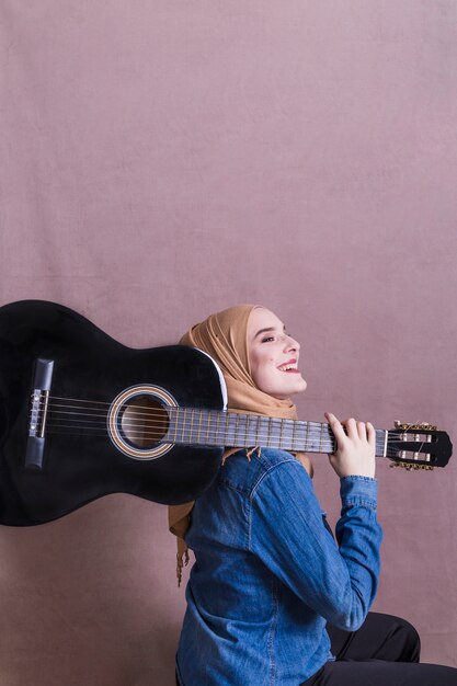 Retrato, de, mulher árabe, com, guitarra