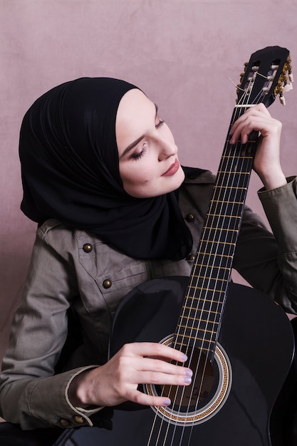 Foto grátis retrato, de, mulher árabe, com, guitarra