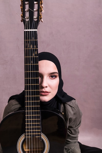 Retrato, de, mulher árabe, com, guitarra