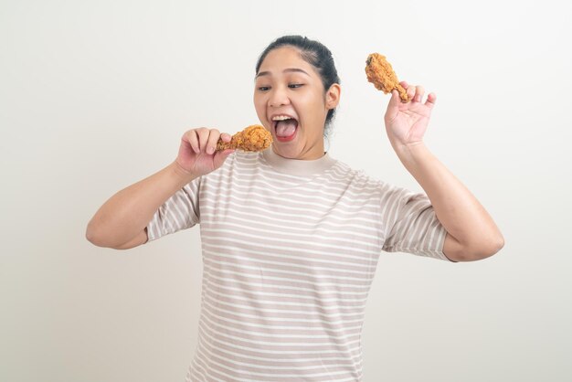Retrato de mulher asiática com frango frito disponível