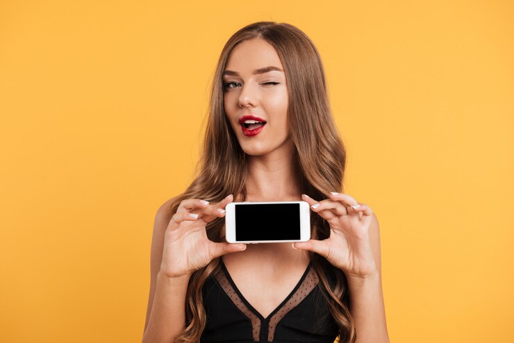 Foto grátis retrato de mulher atraente brincalhão em vestido preto