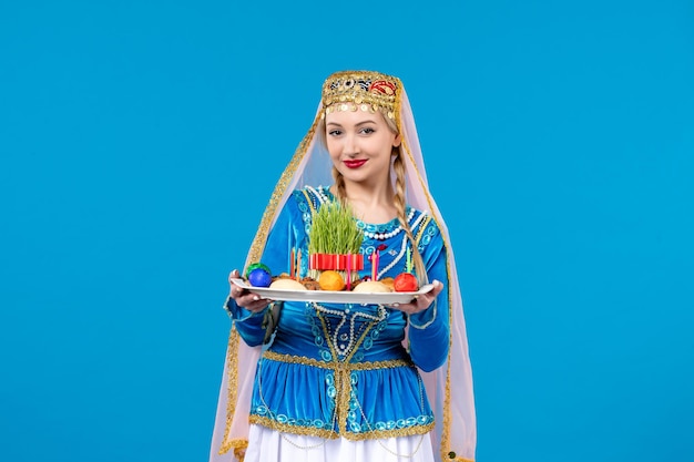 Retrato de mulher azeri em trajes tradicionais com novruz xonca studio shot fundo azul dançarina primavera étnica