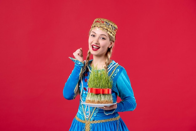 Retrato de mulher azeri em vestido tradicional com estúdio semeni tiro conceito de dançarina de fundo vermelho primavera novruz