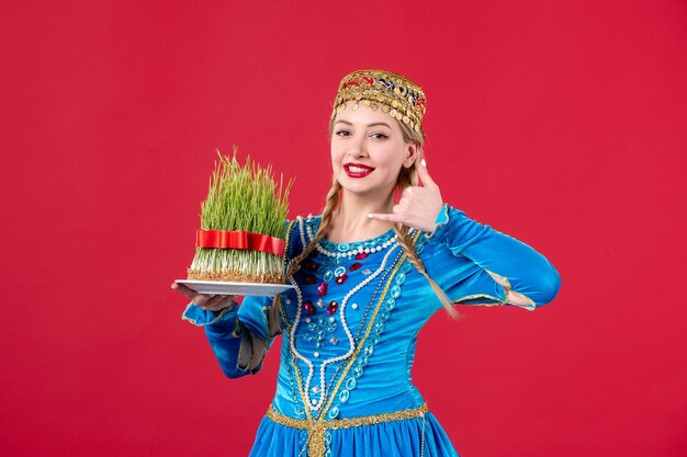 Retrato de mulher azeri em vestido tradicional com estúdio semeni tiro conceito de fundo vermelho dançarina novruz