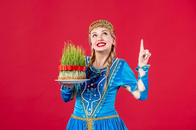 Retrato de mulher azeri em vestido tradicional com estúdio semeni tiro fundo vermelho primavera férias conceito étnico novruz