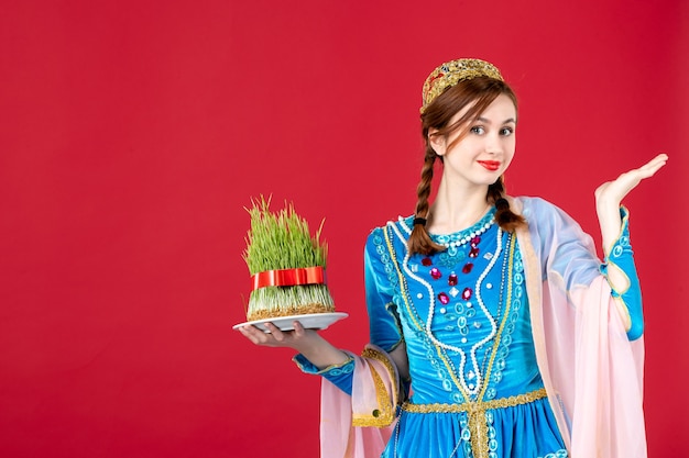 Retrato de mulher azeri em vestido tradicional com sêmen no vermelho