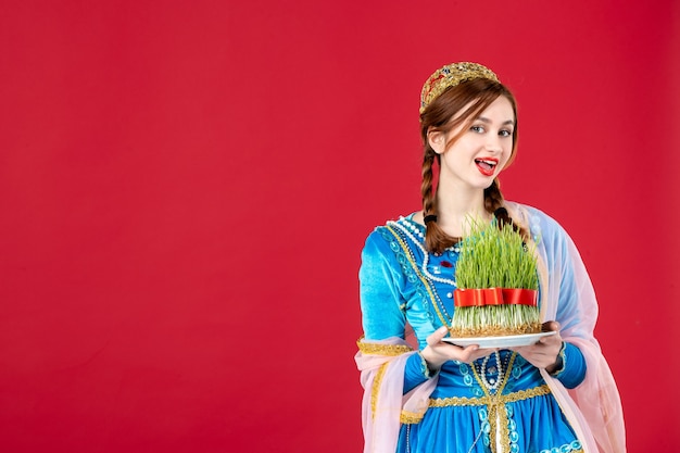 Foto grátis retrato de mulher azeri em vestido tradicional com sêmen no vermelho