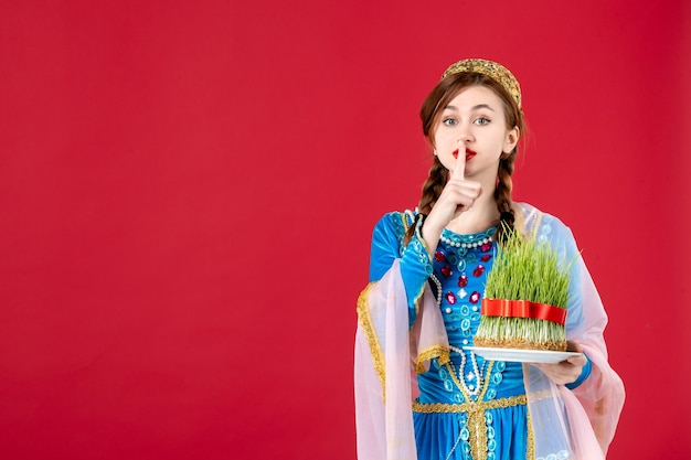 Retrato de mulher azeri em vestido tradicional com sêmen no vermelho