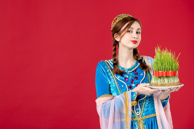 Retrato de mulher azeri em vestido tradicional com sêmen no vermelho