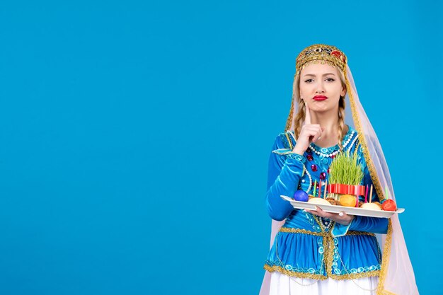 Retrato de mulher azeri em vestido tradicional com xonca studio shot dançarina de fundo azul novruz étnica