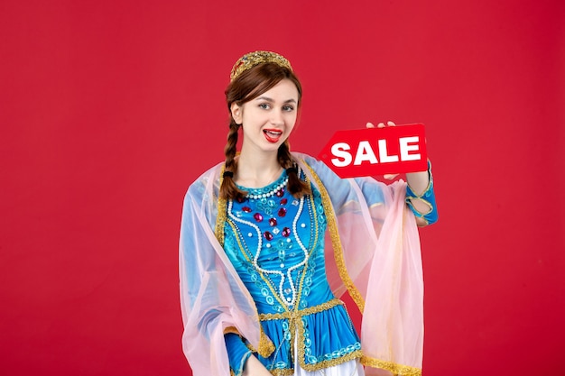 Retrato de mulher azeri em vestido tradicional segurando a placa de identificação de venda no vermelho