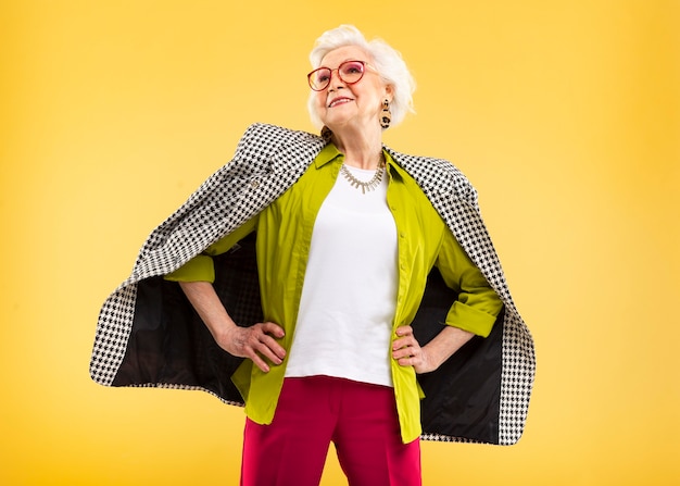 Foto grátis retrato de mulher bem sênior posando