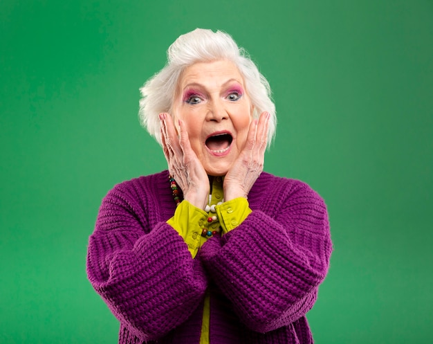 Foto grátis retrato de mulher bem sênior posando