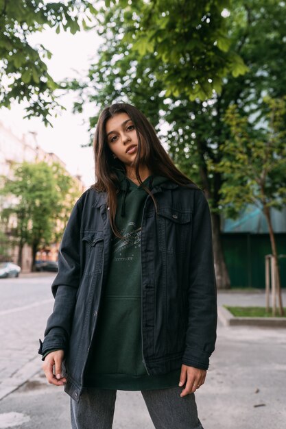 Retrato de mulher bonita com cabelo comprido