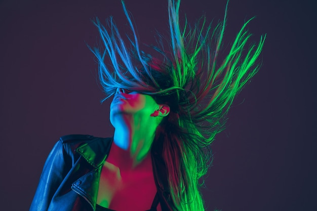 Foto grátis retrato de mulher bonita com cabelo em luz de neon colorida