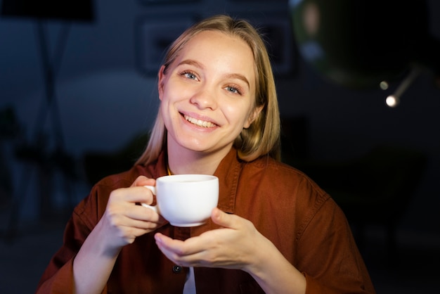 Retrato de mulher bonita com café