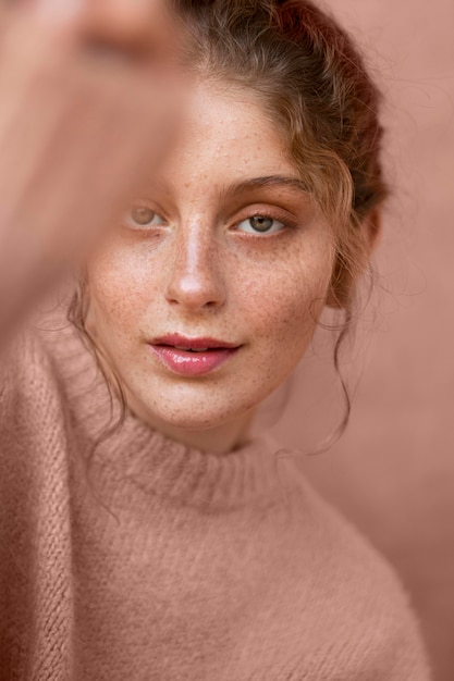 Foto grátis retrato de mulher bonita com suéter rosa