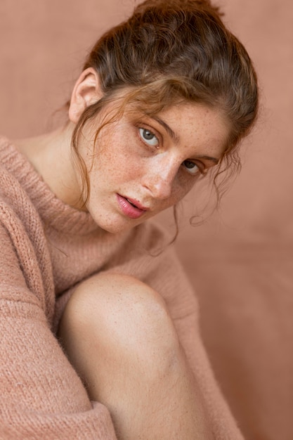 Foto grátis retrato de mulher bonita com suéter rosa