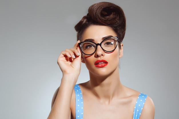 Retrato de mulher bonita de pin-up usando óculos