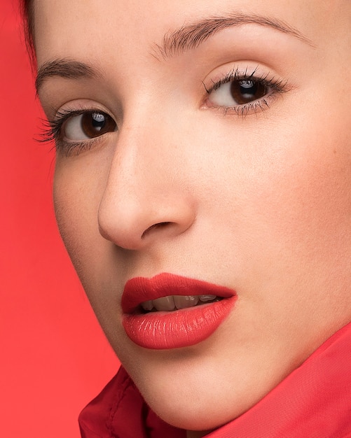 Foto grátis retrato de mulher bonita em fundo vermelho