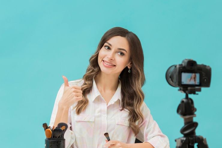 Foto grátis retrato de mulher bonita, gravação de vídeo