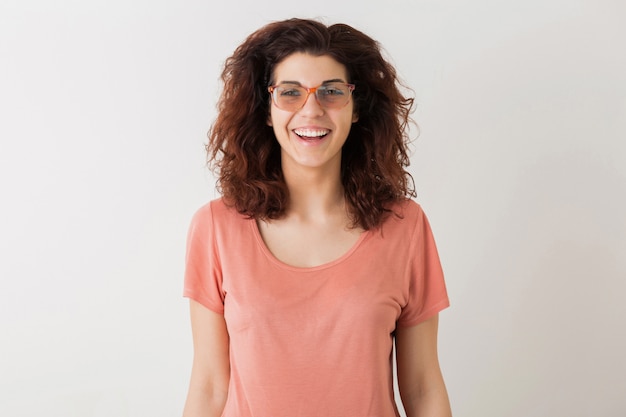 Retrato de mulher bonita jovem natural feliz hipster com penteado encaracolado em camisa rosa posando de óculos isolado, humor positivo