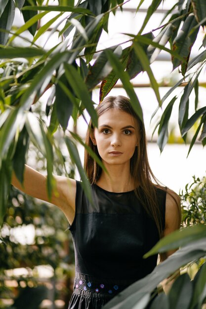 Retrato de mulher bonita no jardim